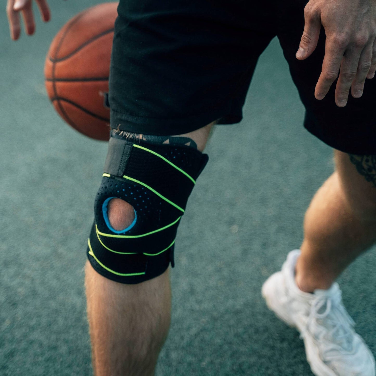 Knieorthese mit Stabilisatoren und Patella-Gelpolster